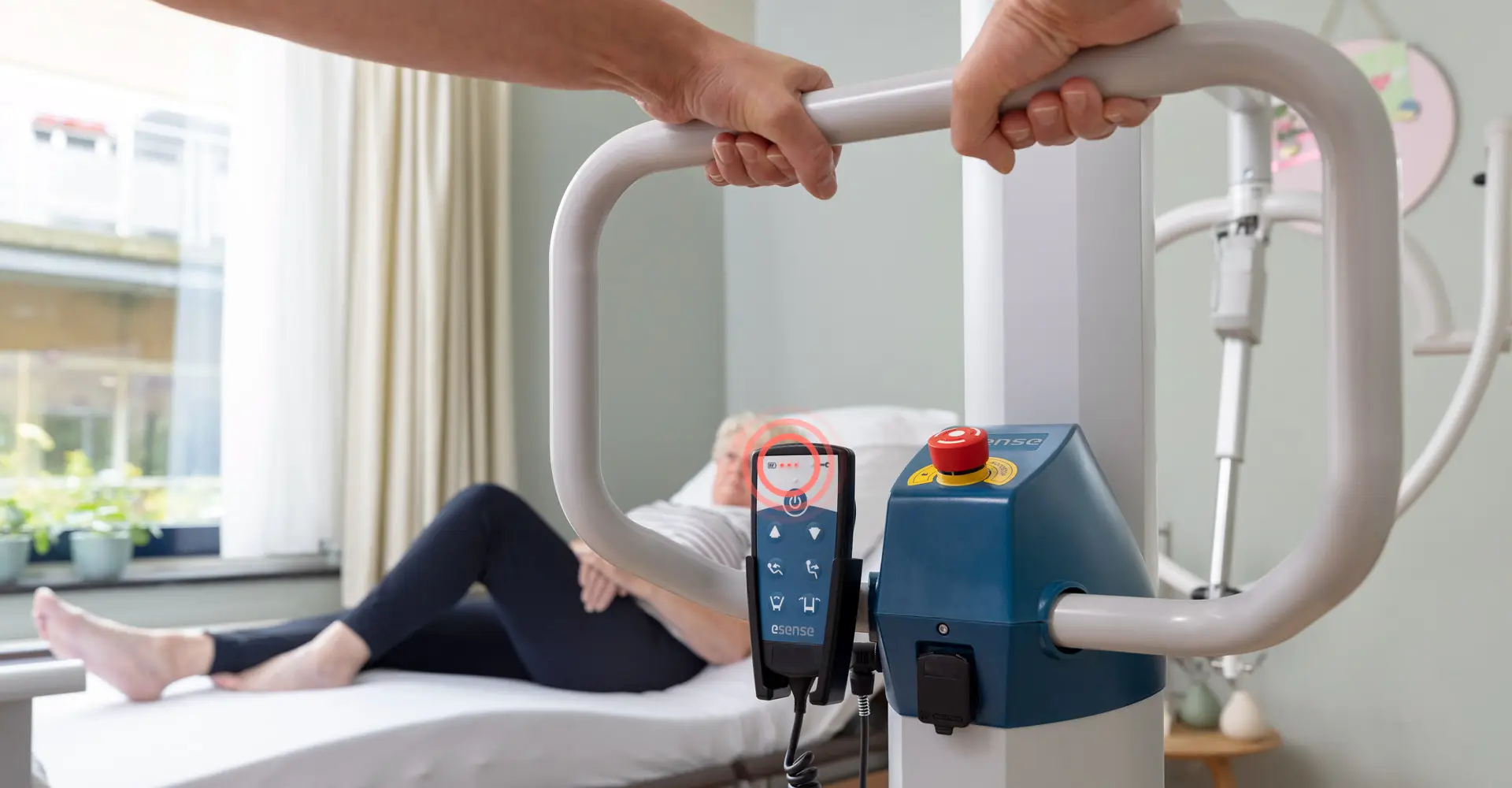 Ergo-feedback for patient lifts ergonomics