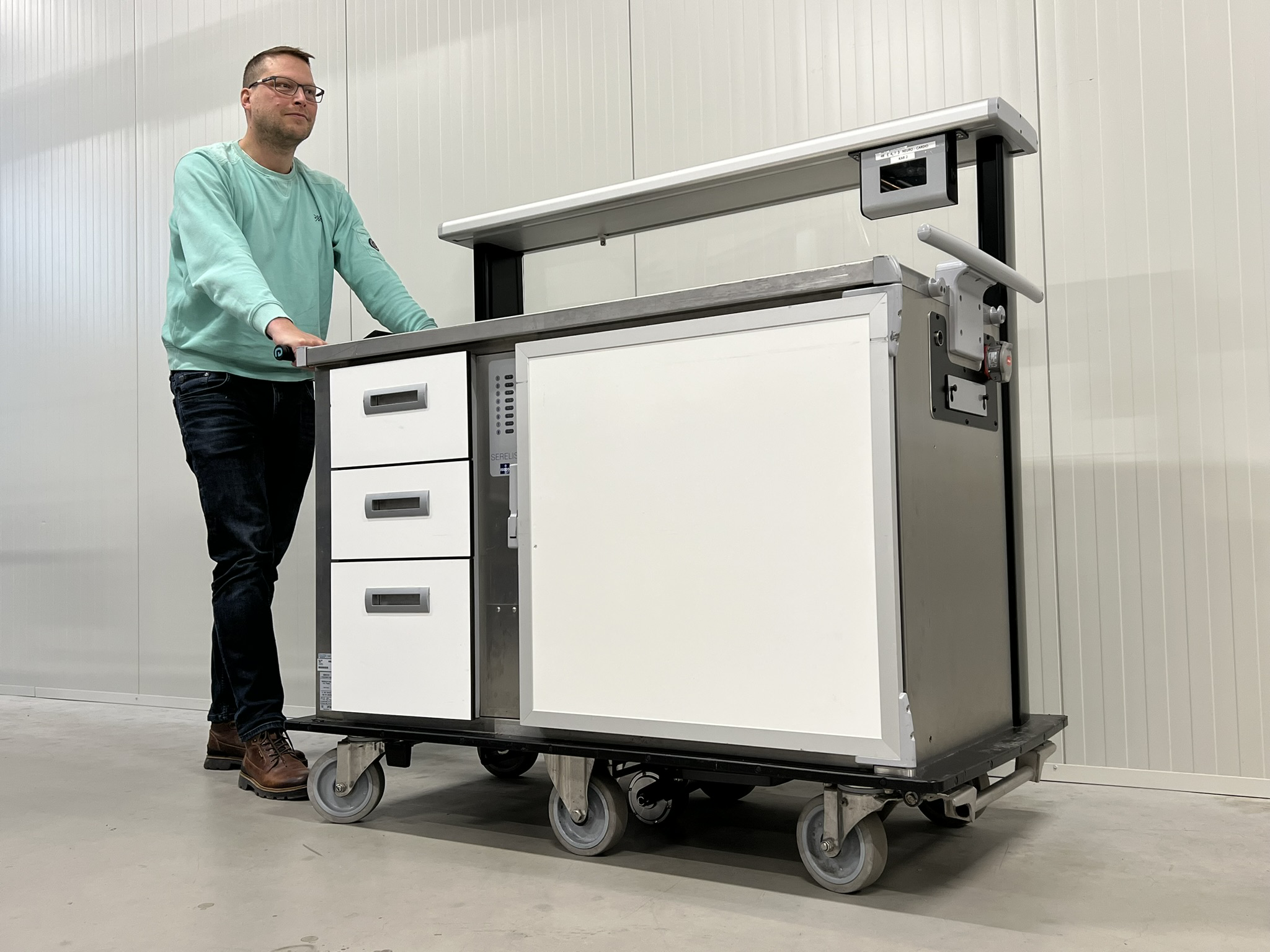 Foodservice trolley equipped with electric drive assistance
